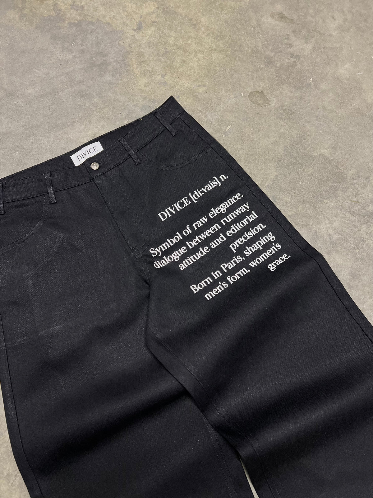 Jean noir signature DIVICE – détail de la définition DIVICE imprimée sur la jambe