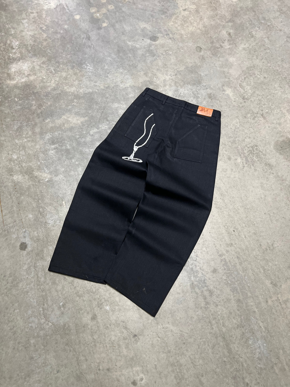 Jean noir signature DIVICE – posé à plat, vue de dos