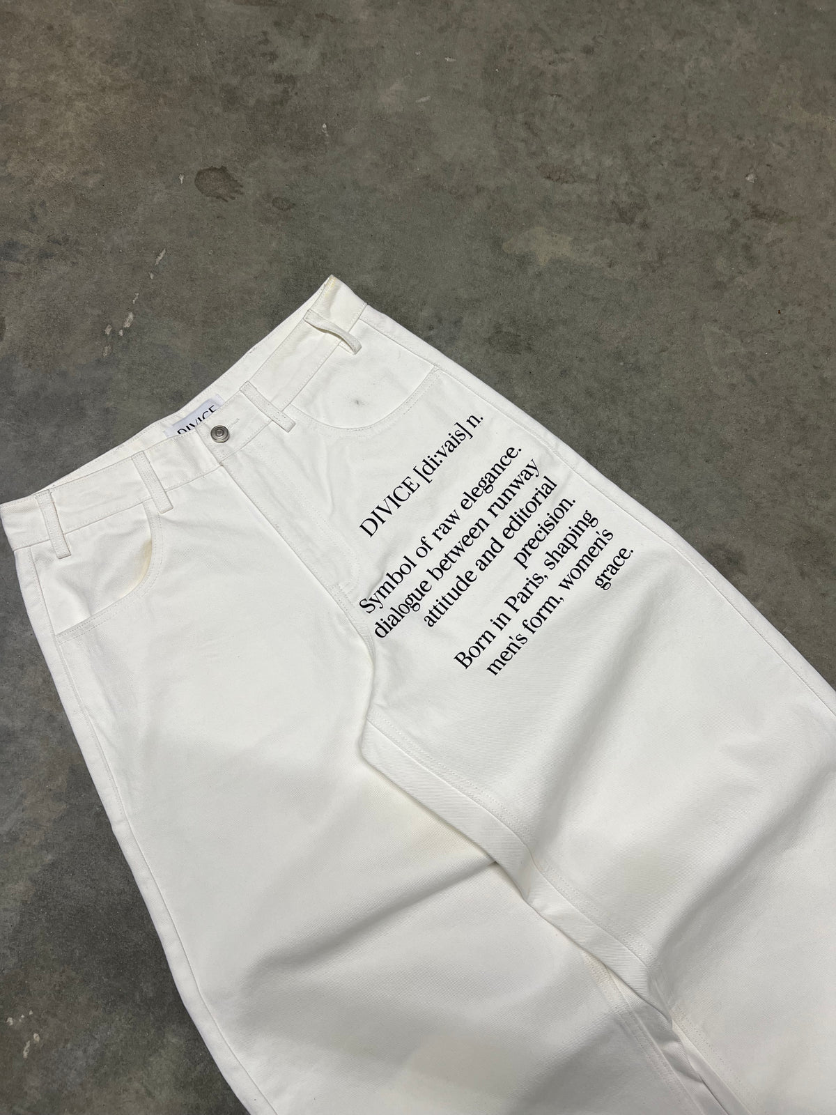 Jean blanc signature DIVICE – détail de la définition DIVICE imprimée sur la jambe