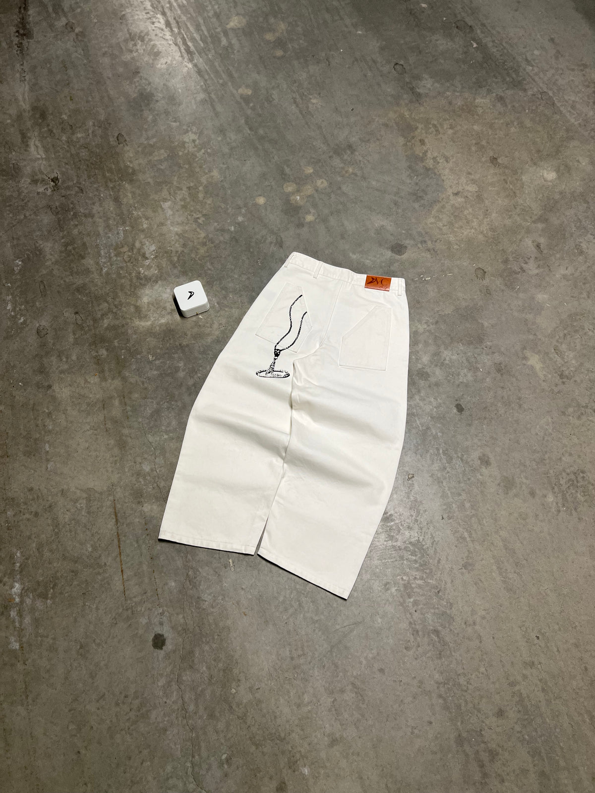 Jean blanc signature DIVICE – posé à plat, vue de dos