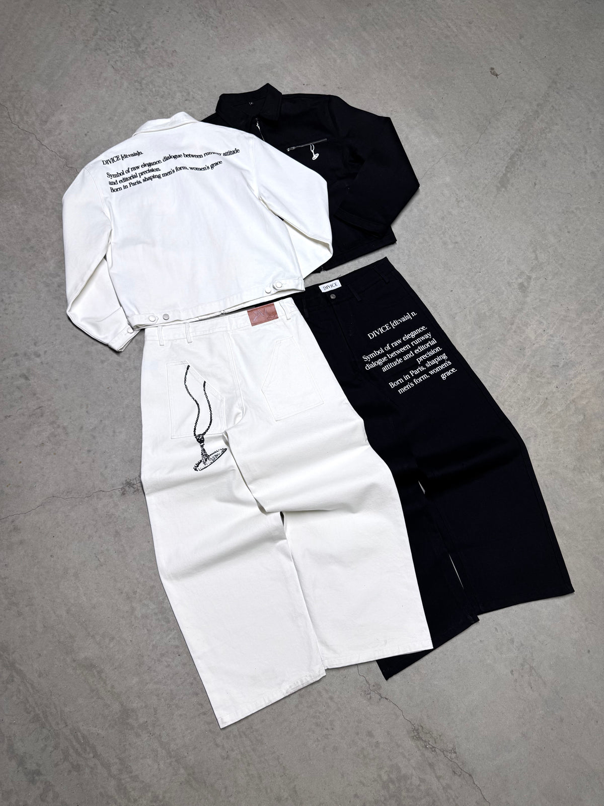 Vestes et jeans signature DIVICE, noirs et blancs, posés à plat