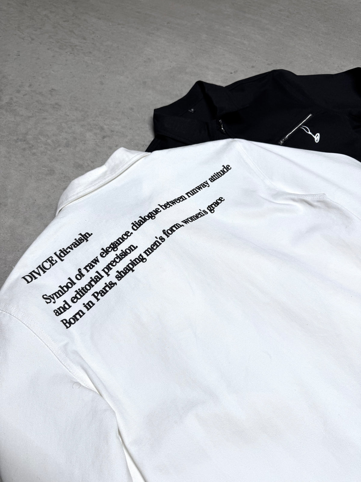 Veste blanche signature DIVICE – détail du texte DIVICE dans le dos