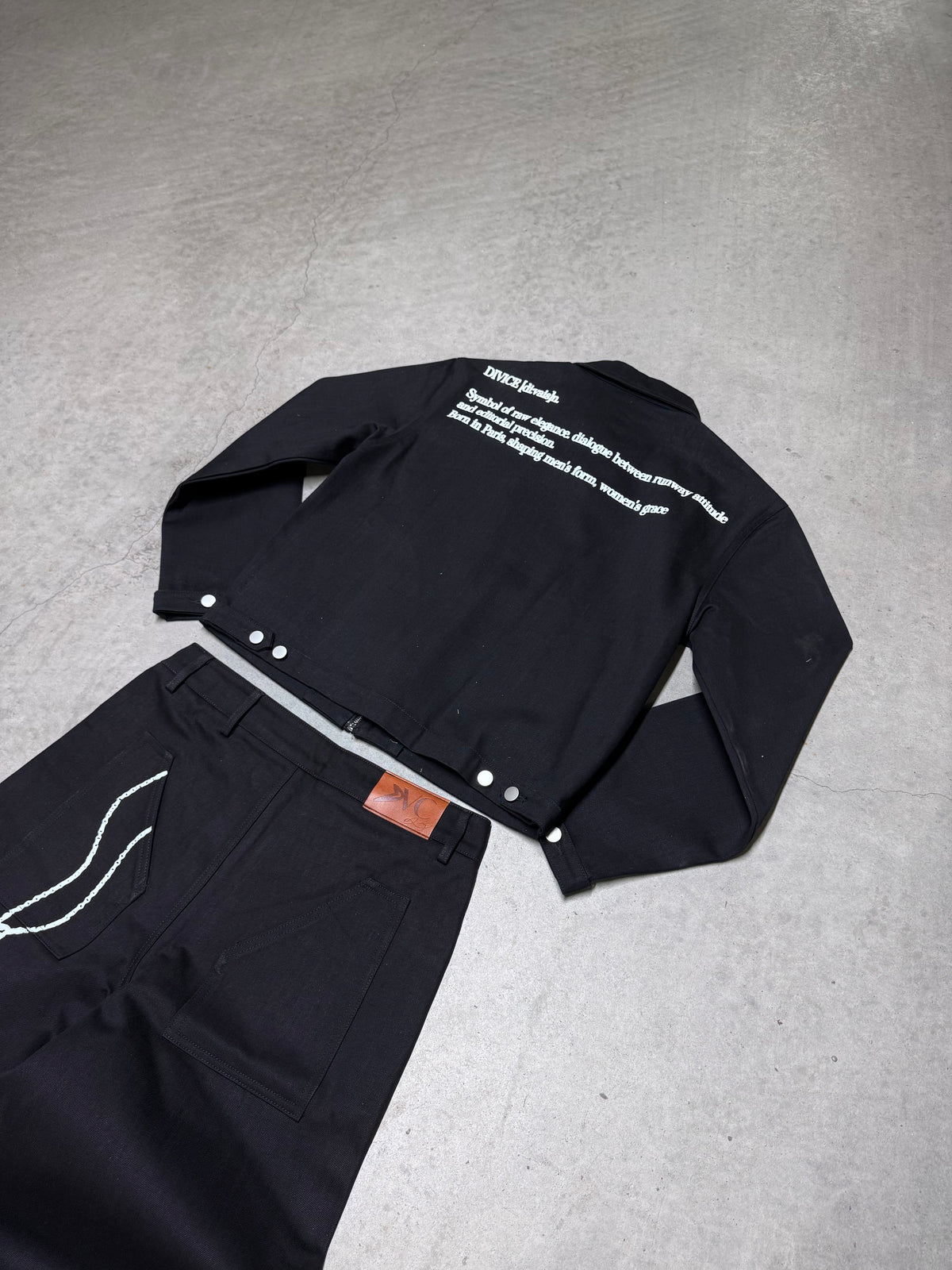 Veste noire signature DIVICE – détail du texte DIVICE dans le dos