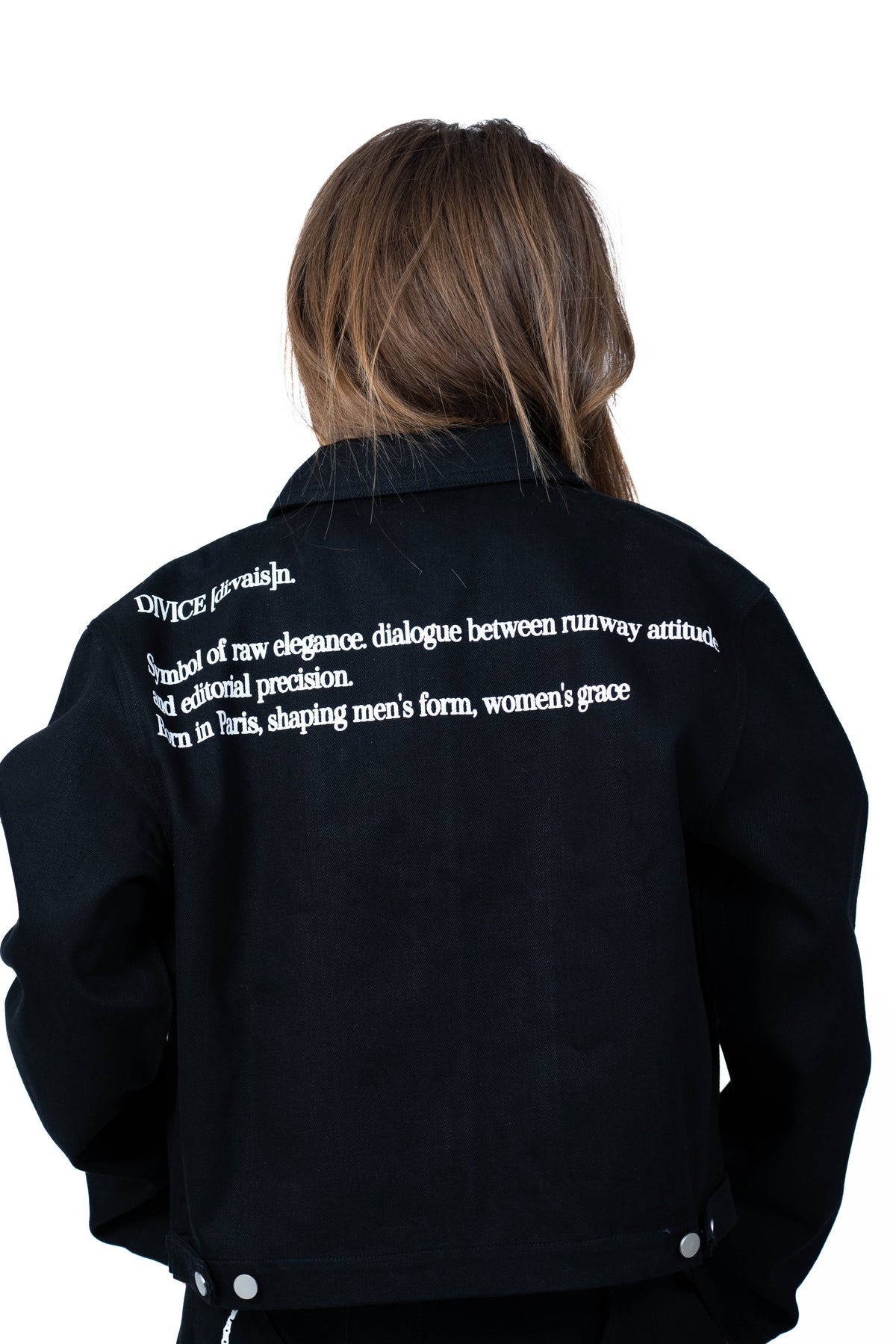 Veste noire signature DIVICE – portée, vue de dos avec la définition DIVICE