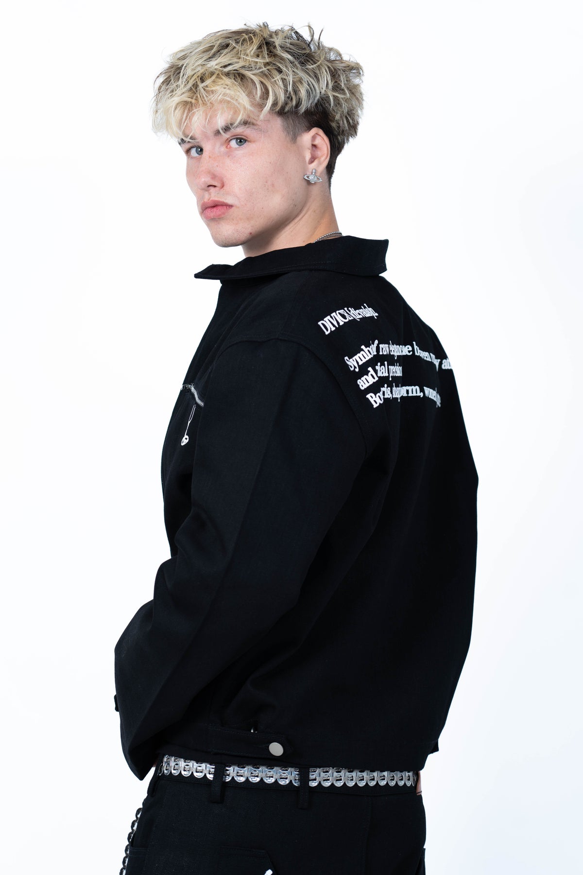 Veste noire signature DIVICE – portée, vue de côté