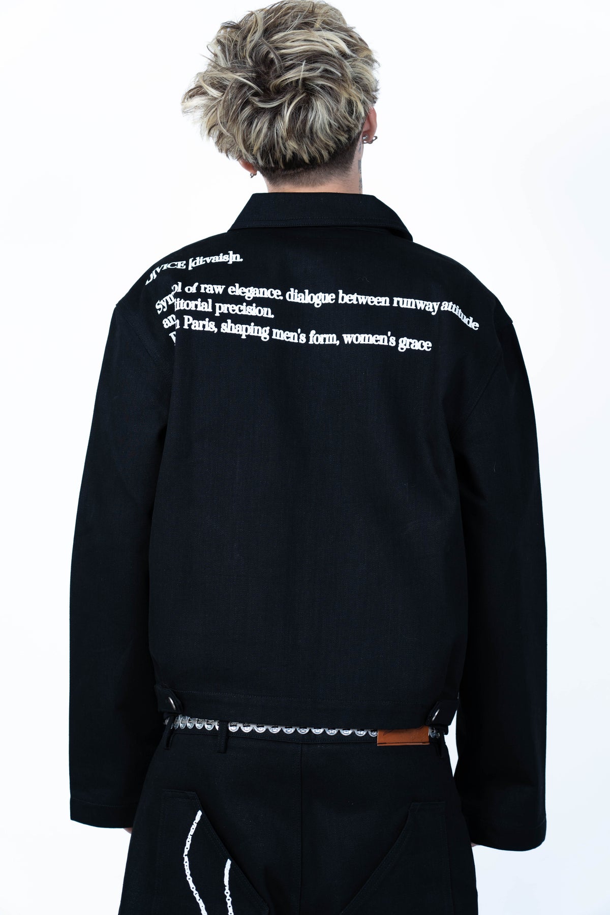 Veste noire signature DIVICE – portée, vue de dos