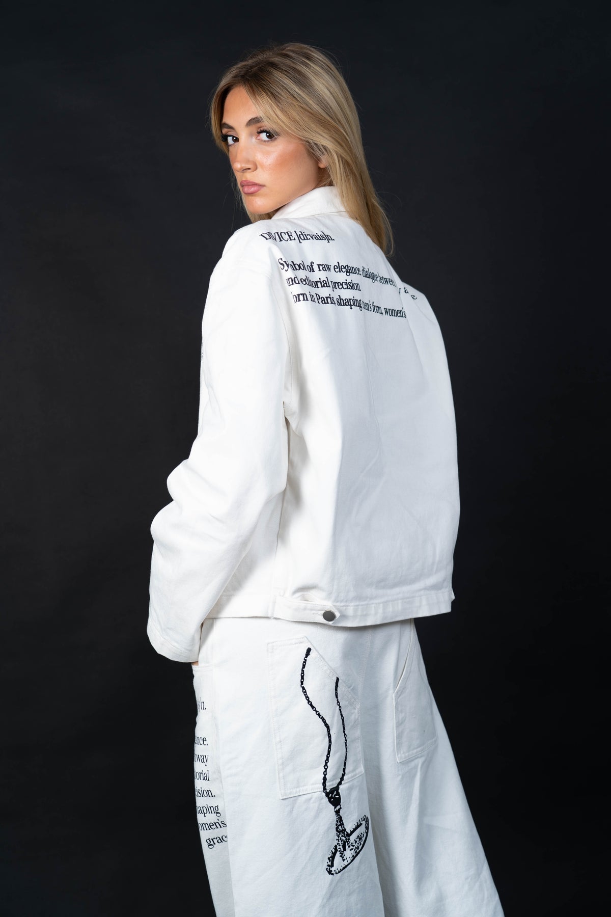 Veste blanche signature DIVICE – portée, vue de dos avec le jean blanc
