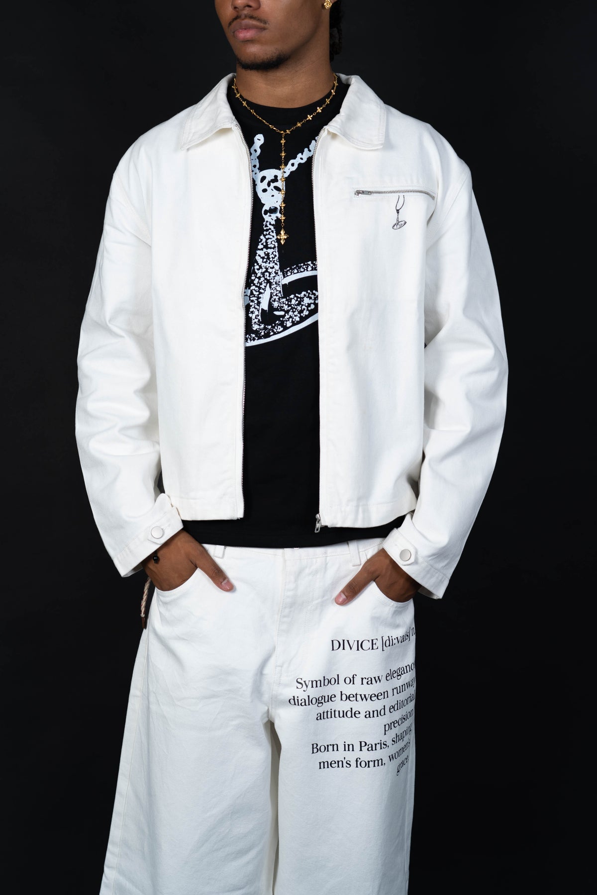 Veste blanche signature DIVICE – portée, vue de face