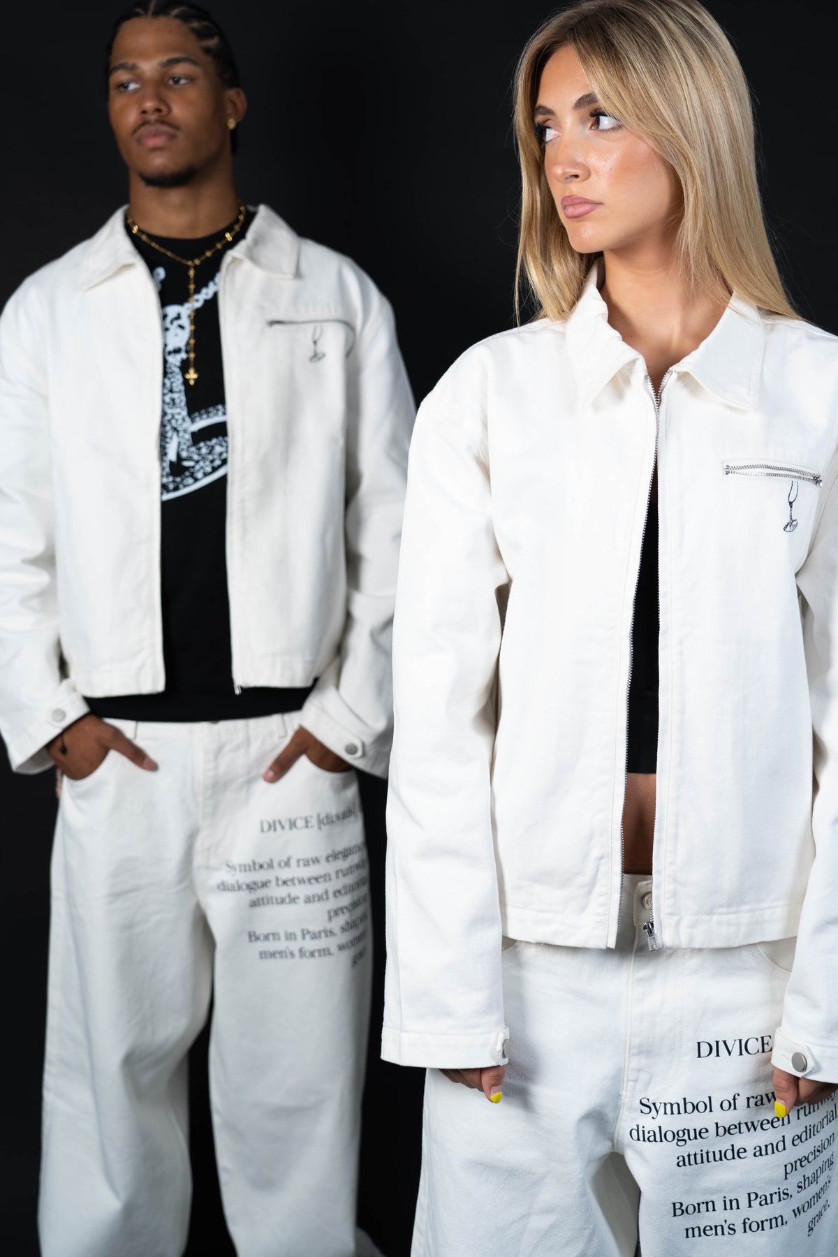 Veste blanche signature DIVICE – portée en duo